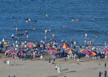 Más de 80.000 turistas bloqueados en una isla china tras brote de COVID-19