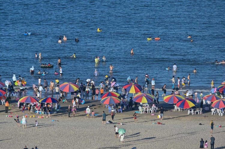 Más de 80.000 turistas bloqueados en una isla china tras brote de COVID-19