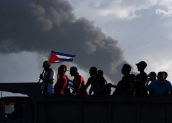 Colapsa segundo tanque petrolero durante grave incendio en Cuba