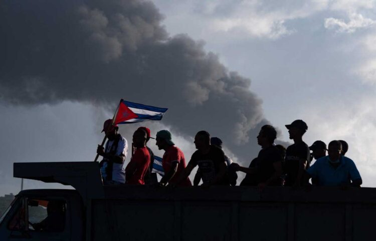 Colapsa segundo tanque petrolero durante grave incendio en Cuba