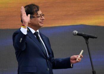 Petro asumió en Colombia proponiendo paz a armados y fin de guerra antidrogas