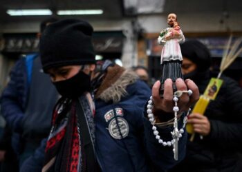 Fieles renuevan devoción por San Cayetano en una Argentina empobrecida