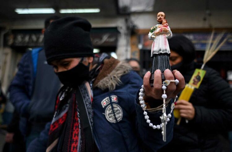 Fieles renuevan devoción por San Cayetano en una Argentina empobrecida