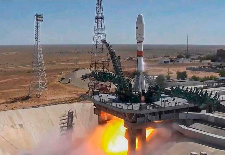 Rusia lanza satélite iraní en medio de temores por guerra en Ucrania