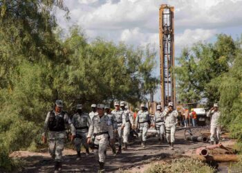 México prevé ingreso inminente de buzos a mina donde hay atrapados 10 obreros