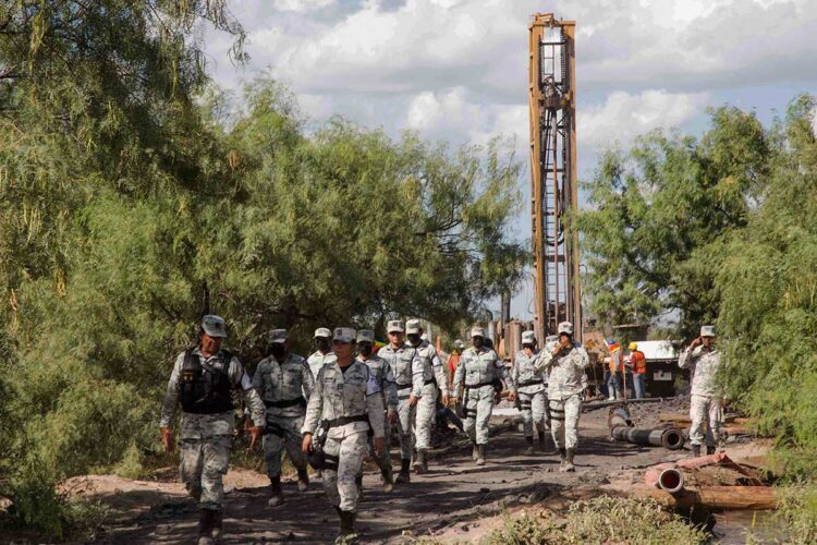 México prevé ingreso inminente de buzos a mina donde hay atrapados 10 obreros