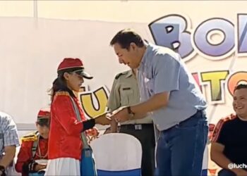 El presidente Luis Arce entrega el bono Juancito Pinto. Foto: Captura LuchoXBolivia