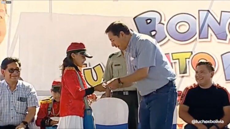 El presidente Luis Arce entrega el bono Juancito Pinto. Foto: Captura LuchoXBolivia