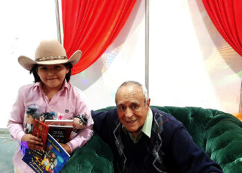 ’Somos amigos tú y yo, caray’. Un niño le canta a David Santalla en la Feria del Libro de Cochabamba