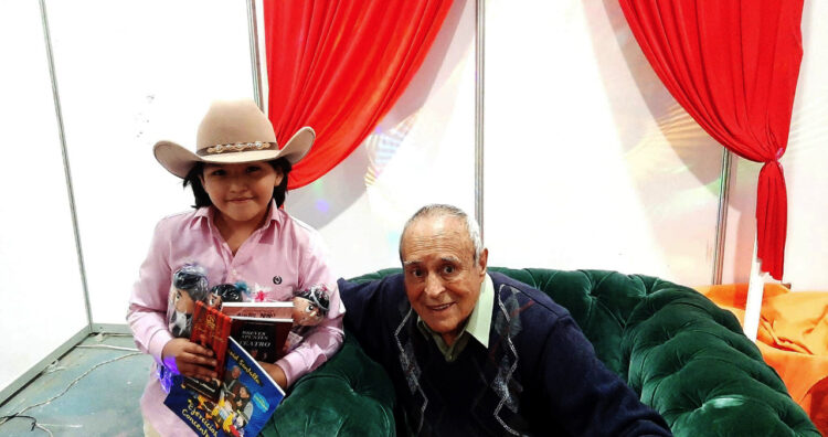 ’Somos amigos tú y yo, caray’. Un niño le canta a David Santalla en la Feria del Libro de Cochabamba