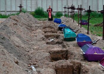 Bucha, ciudad mártir de Ucrania, entierra a sus muertos no identificados