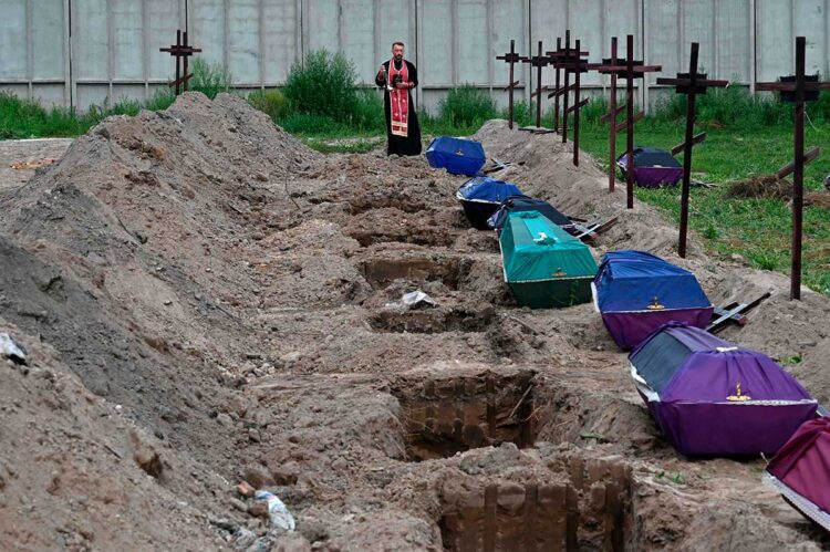 Bucha, ciudad mártir de Ucrania, entierra a sus muertos no identificados