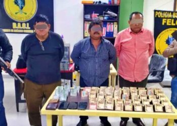 Los hombres implicados en el ilícito. Foto: FELCC