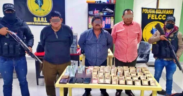 Los hombres implicados en el ilícito. Foto: FELCC