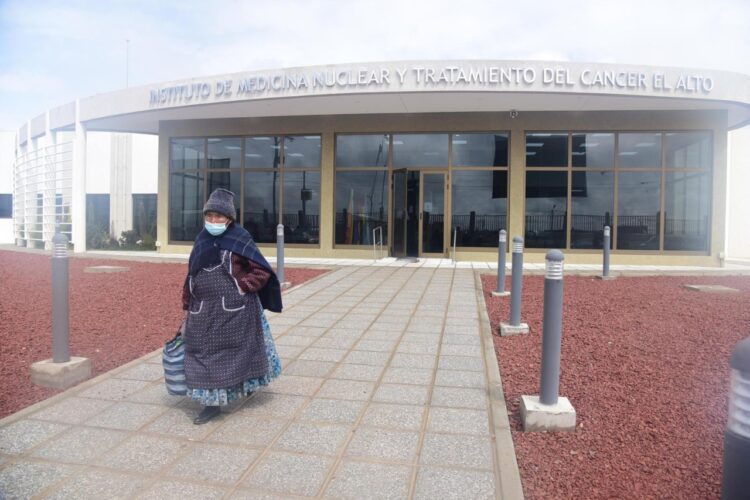 Una mujer sale del Centro de Medicina Nuclear de El Alto. Foto: Archivo LR