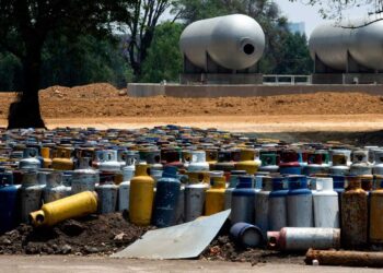 Cementerio de tanques de gas mantiene en vilo a habitantes de Ciudad de México