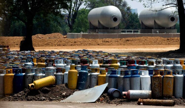 Cementerio de tanques de gas mantiene en vilo a habitantes de Ciudad de México
