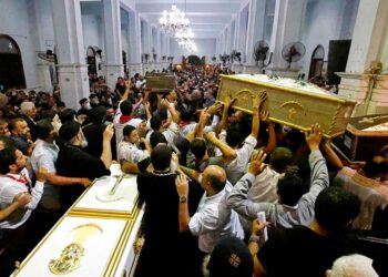 Ira en Egipto tras incendio que mató a 41 personas en una iglesia