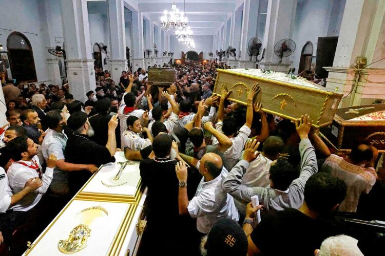 Ira en Egipto tras incendio que mató a 41 personas en una iglesia