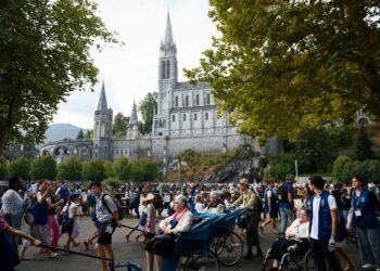 Miles de peregrinos celebran en Lourdes la fiesta católica de la Asunción