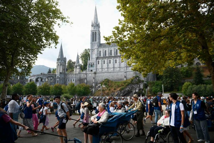 Miles de peregrinos celebran en Lourdes la fiesta católica de la Asunción
