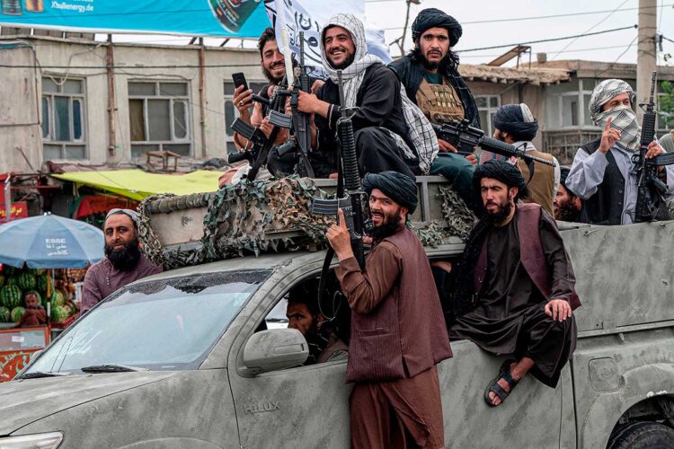 Talibanes conmemoran su primer año turbulento en el poder en Afganistán