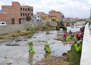 Alteños limpian los ríos de la ciudad. Foto: Isabel Moreno