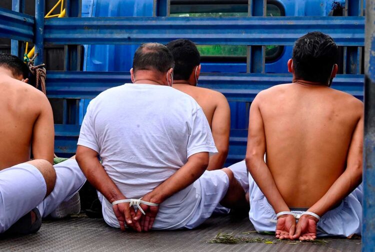 ‘Guerra’ contra pandillas en El Salvador: 50.000 detenciones en medio de cuestionamientos