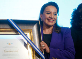 Xiomara Castro asume en Honduras en medio de crisis política