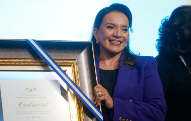 Xiomara Castro asume en Honduras en medio de crisis política