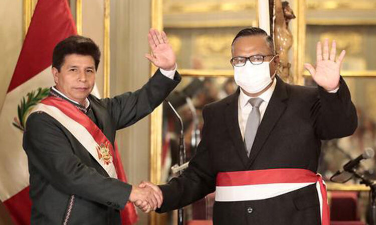 Nuevo ministro de Salud de Perú acapara las críticas del recién renovado gabinete