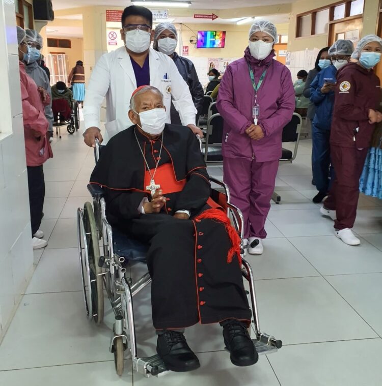 El cardenal Toribio Ticona supera el COVID-19 y es dado de alta