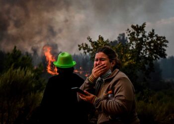 Portugal lucha para controlar un gran incendio en un parque natural