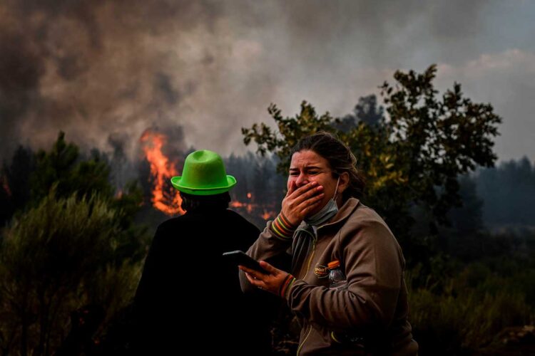 Portugal lucha para controlar un gran incendio en un parque natural