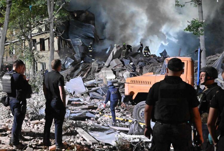 Rusia bombardea Járkov antes de reunión de jefe de ONU, Zelenski y Erdogan