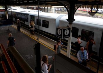 Nueva ola de huelgas en Reino Unido contra la inflación que corroe los salarios