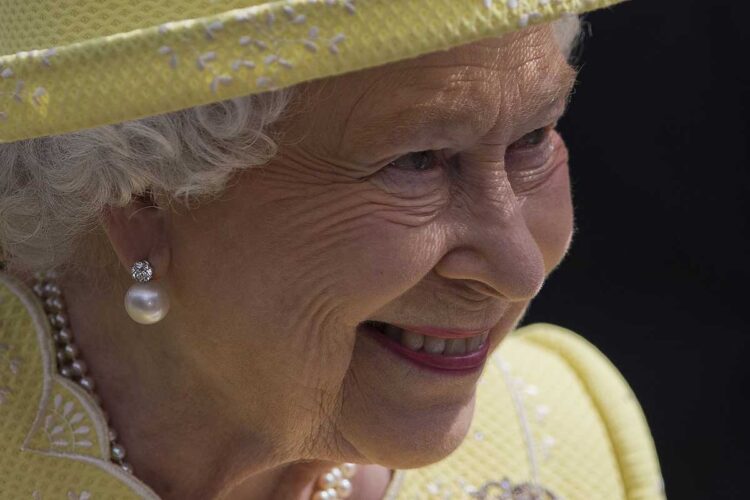 Tras la fachada de seriedad, el humor de Isabel II