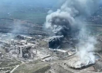 Rusia intensifica ofensiva en Ucrania, más de 1.000 militares permanecen en Mariúpol
