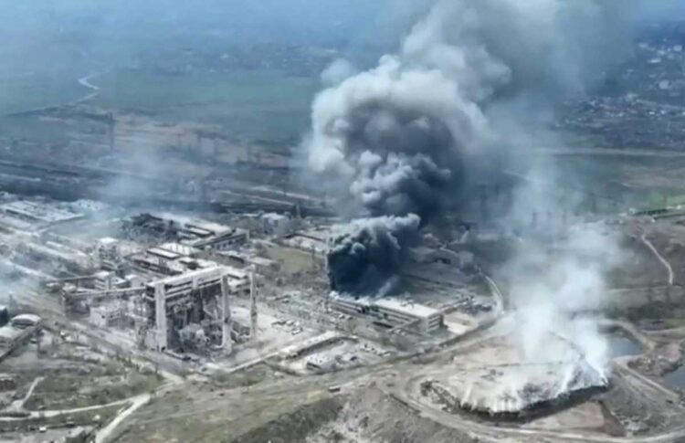 Rusia intensifica ofensiva en Ucrania, más de 1.000 militares permanecen en Mariúpol