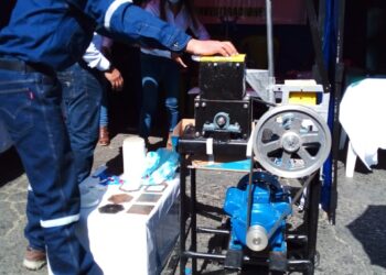 Estudiantes de la UPEA muestran sus trabajos en una feria. Foto: Isabel Moreno