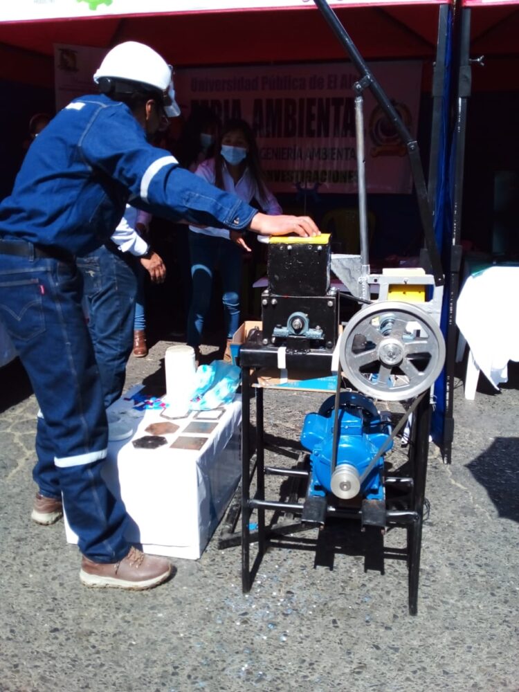 Estudiantes de la UPEA muestran sus trabajos en una feria. Foto: Isabel Moreno