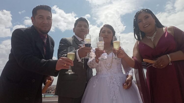 Una pareja se pasea por el helipuerto de la Terminal Metropolitana. Foto: Isabel MorenoUna pareja se pasea por el helipuerto de la Terminal Metropolitana. Foto: Isabel Moreno