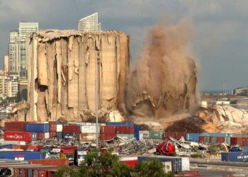Se derrumba otra parte de los silos del puerto de Beirut