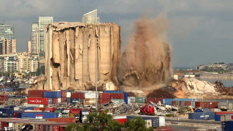 Se derrumba otra parte de los silos del puerto de Beirut