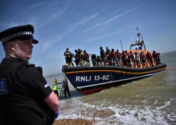 Cerca de 1.300 migrantes cruzaron el canal de la Mancha en un día, un récord