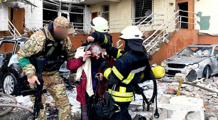 Rusia bombardea Odesa y frustra evacuación de civiles de Mariúpol, según Ucrania