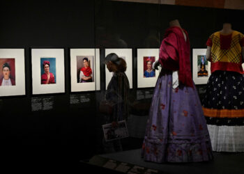 París revela la íntima conexión entre Frida Kahlo y la moda