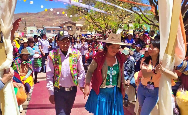 Parejas se casan por lo civil. Foto: Serecí