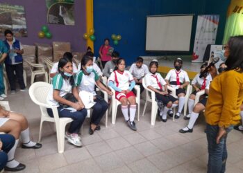 Estudiantes se contiencian sobre la vacuna anticovid.
