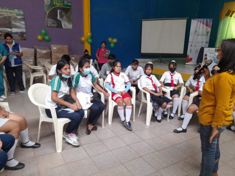 Estudiantes se contiencian sobre la vacuna anticovid.